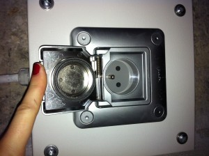 Il est possible de recharger sa voiture électrique via ce type de prise classique, mais presque exclusivement dans les parkings souterrains.
