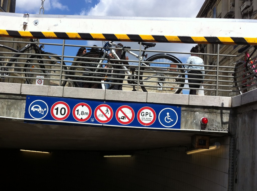 Apposé sur l'entrée de ce parking souterrain de la CUB, une pastille signale aux automobilistes qu'ils peuvent recharger leur véhicule électrique, ce qui n'est pas toujours le cas.